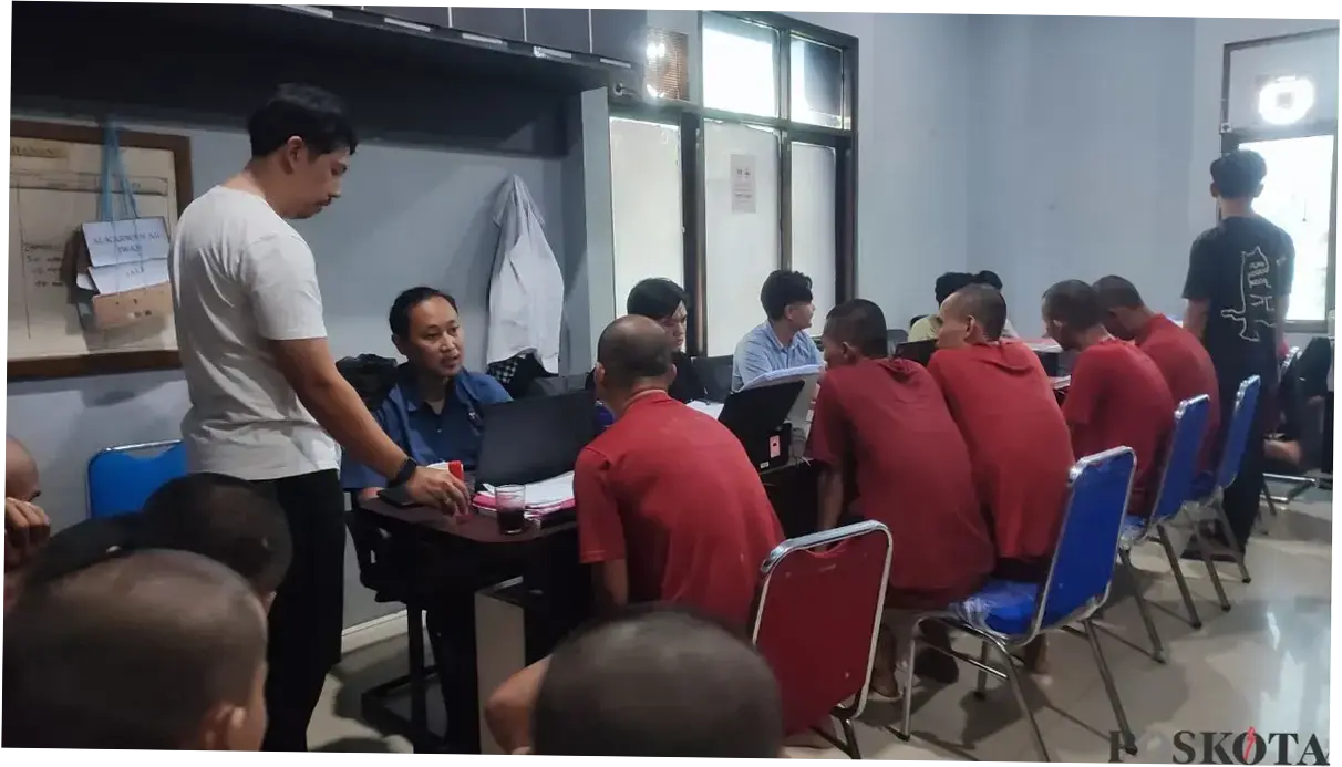 14 Terduga Pelaku Pengeroyokan Digiring ke Sel Tahanan Polres Pandeglang