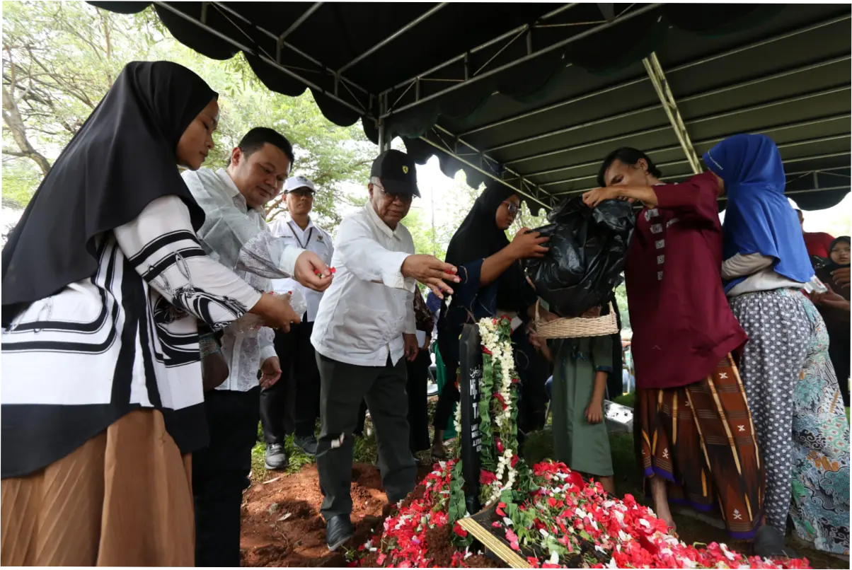 Baznas Beri Santunan untuk Keluarga Korban Tewas Kecelakaan Kereta di Bekasi