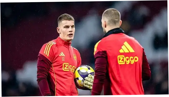 Maarten Paes: Kiper Muda Ajax yang Menjanjikan