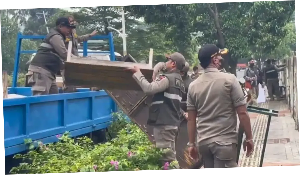 Pakai Trotoar, Puluhan Lapak PKL di Kembangan Jakbar Dibongkar