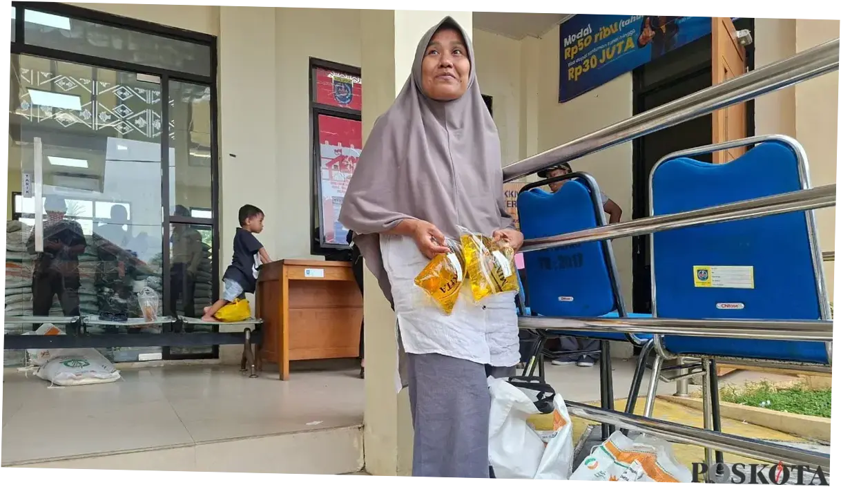 Penyaluran Bantuan Pangan di Serua Depok, Warga Antusias Merasa Terbantu Cukupi Kebutuhan