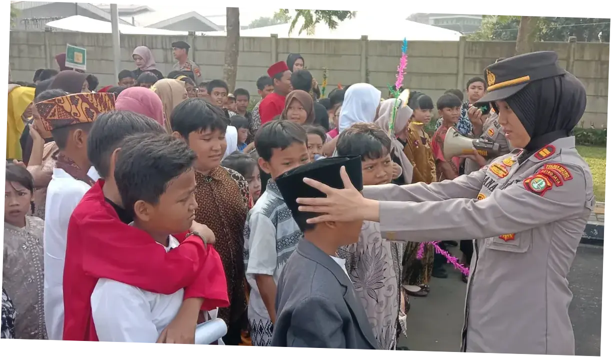 Peringatan Hari Kartini, Puluhan Siswa SD Sambangi Polres Metro Tangerang Kota