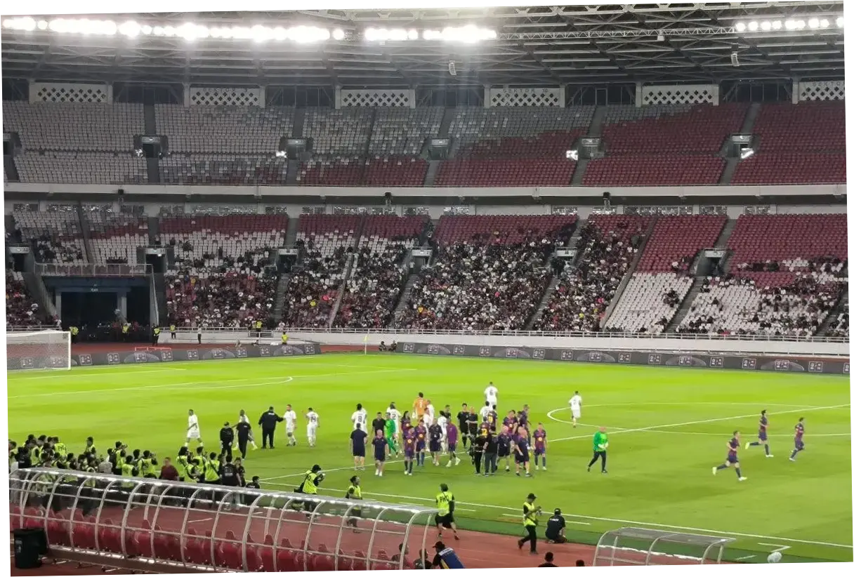 Pertandingan Legendaris Barcelona Legends vs DRX World Legends di GBK Dihadiri Ribuan Penonton