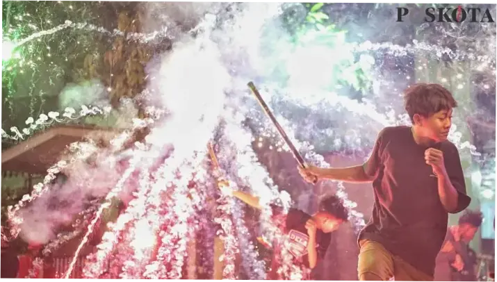 Warga Petamburan Tawuran Buntut Petasan, 2 Gerobak Buah Terbakar