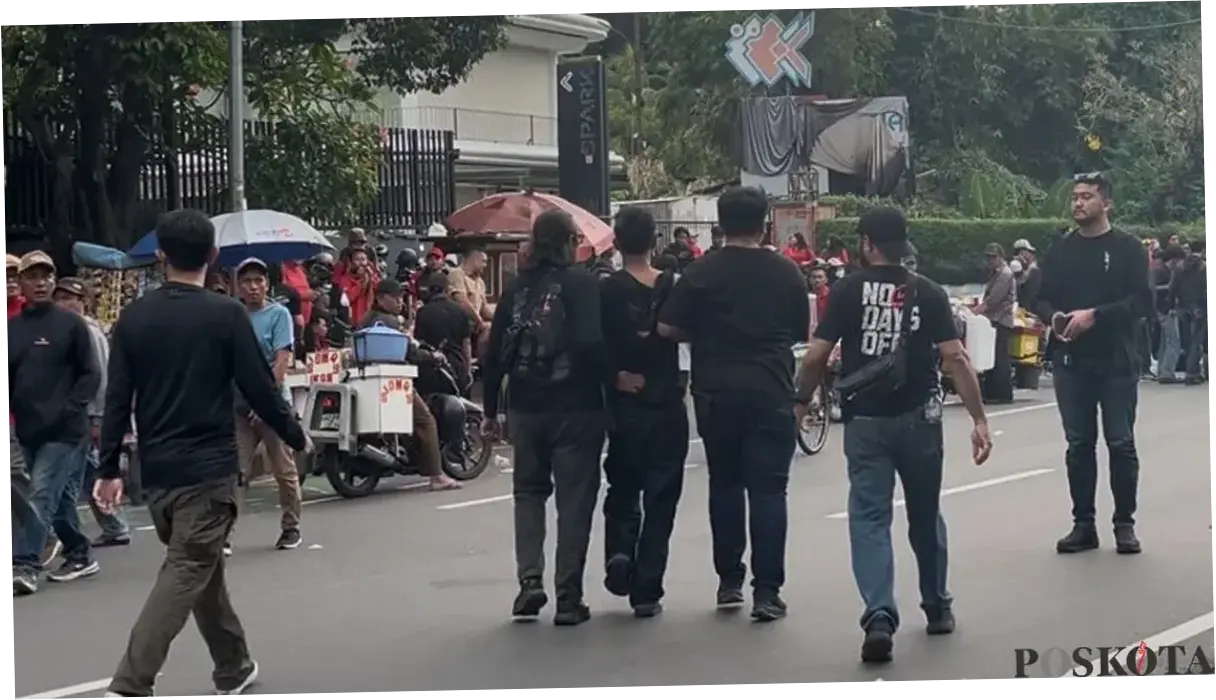 Diduga Bawa Barang Mencurigakan, Seorang Massa Aksi Buruh di DPR Ditangkap