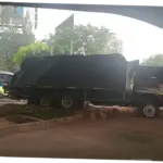 Diduga Rem Blong, Truk Tabrak Separator Busway di Gatot Subroto