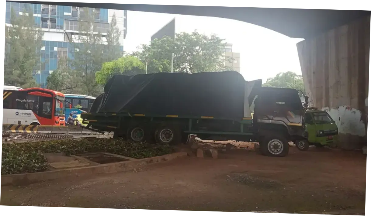 Diduga Rem Blong, Truk Tabrak Separator Busway di Gatot Subroto