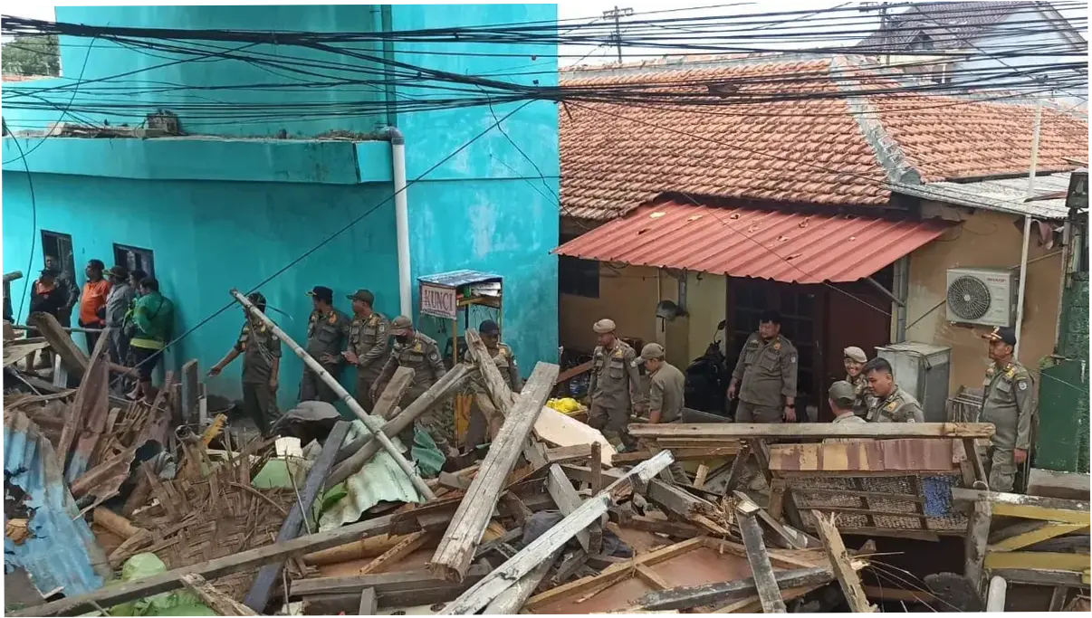 Kembalikan Fungsi, 17 Bangunan Liar di Depok Dibongkar
