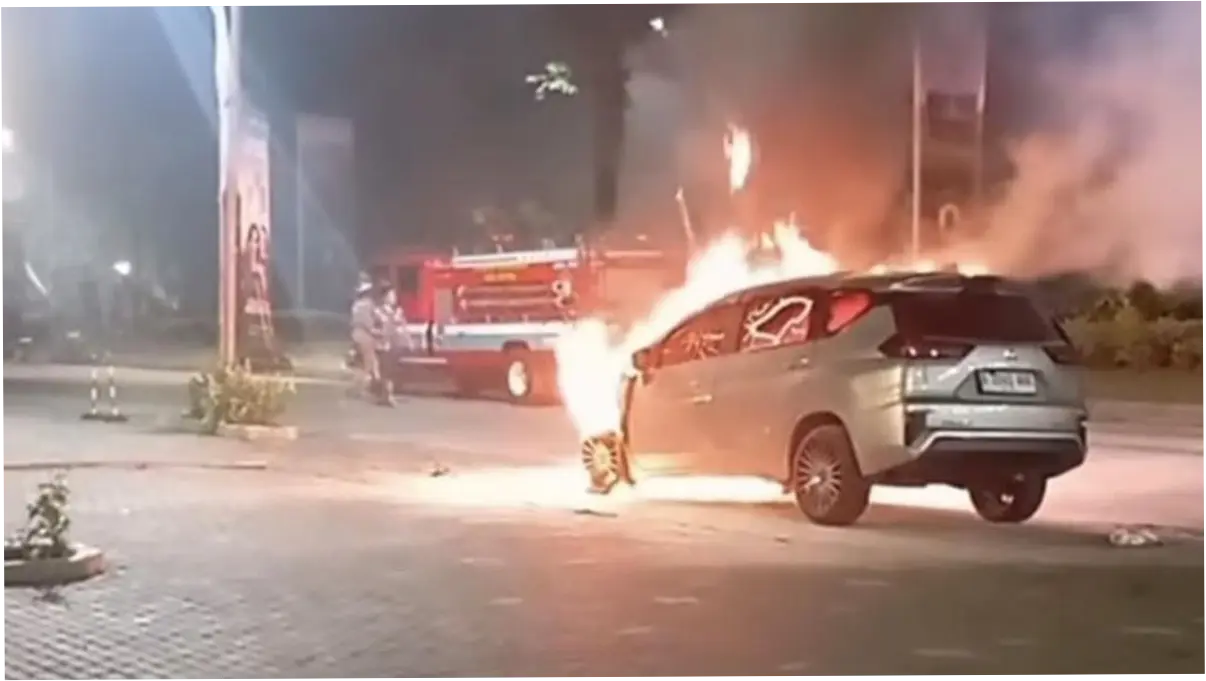 Mobil di Depok Tiba-Tiba Terbakar, Penumpang Selamat