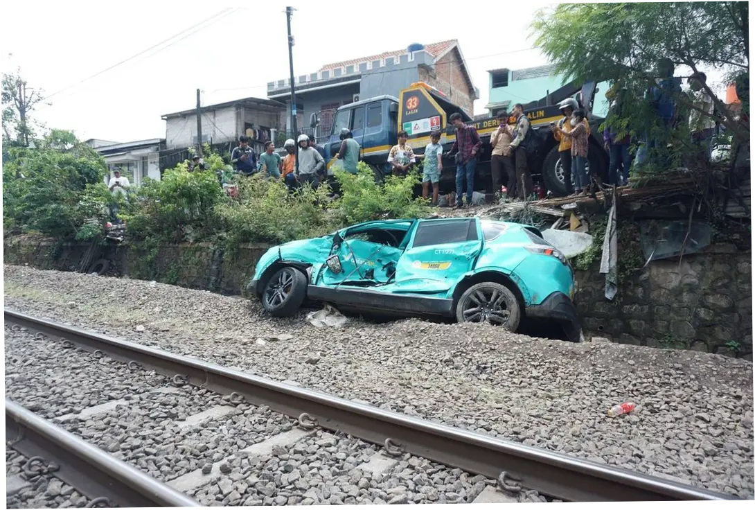 Mobil Mogok di Rel, Ini Tips Penting Agar Tak Berujung Fatal