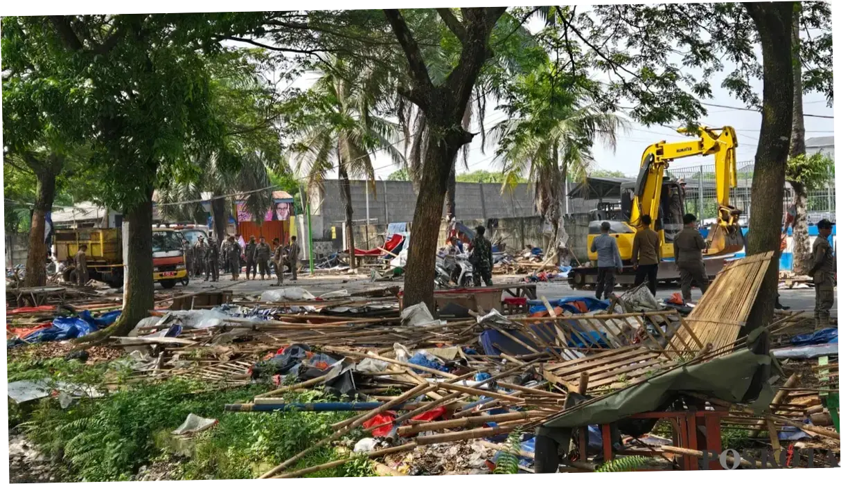 Pembongkaran 261 Bangunan Liar Semi Permanen di Pasar Kemis Tangerang