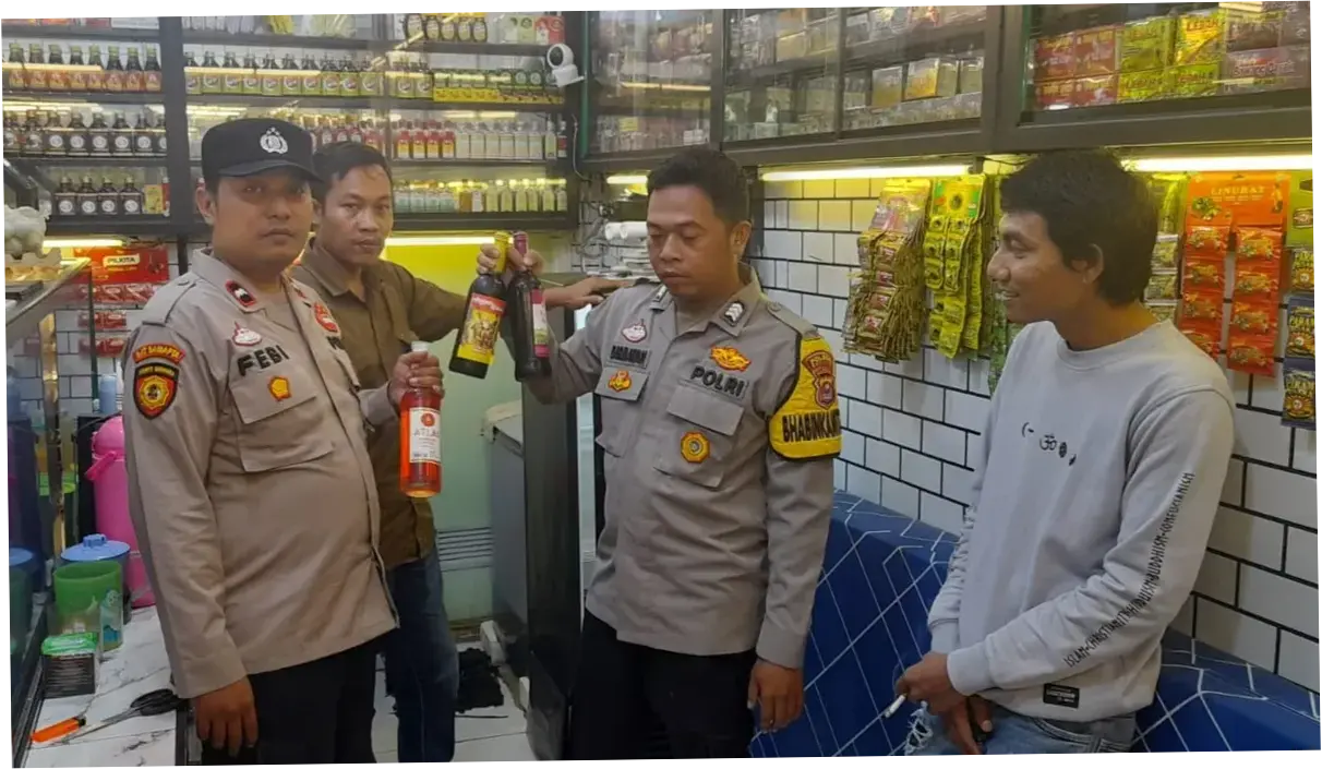 Polisi Gelar Operasi Pekat di Serang, Puluhan Botol Miras dan Tuak Disita