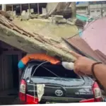 Rumah Tua Ambruk di Cipayung Depok, Timpa Mobil yang Terparkir di Garasi