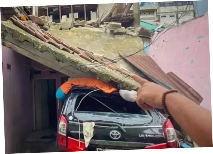 Rumah Tua Ambruk di Cipayung Depok, Timpa Mobil yang Terparkir di Garasi