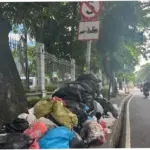 Trotoar Jalan di Kebon Jeruk Dipenuhi Gunungan Sampah, Bau Tak Sedap Ganggu Pengguna Jalan