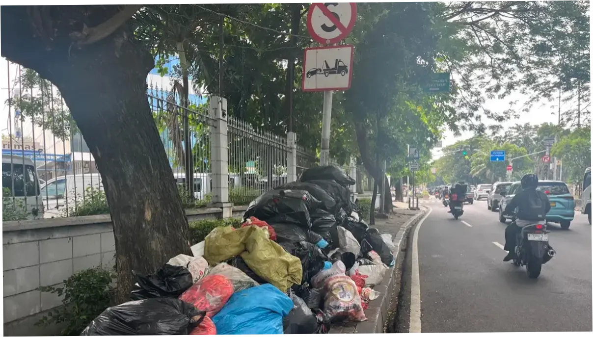 Trotoar Jalan di Kebon Jeruk Dipenuhi Gunungan Sampah, Bau Tak Sedap Ganggu Pengguna Jalan